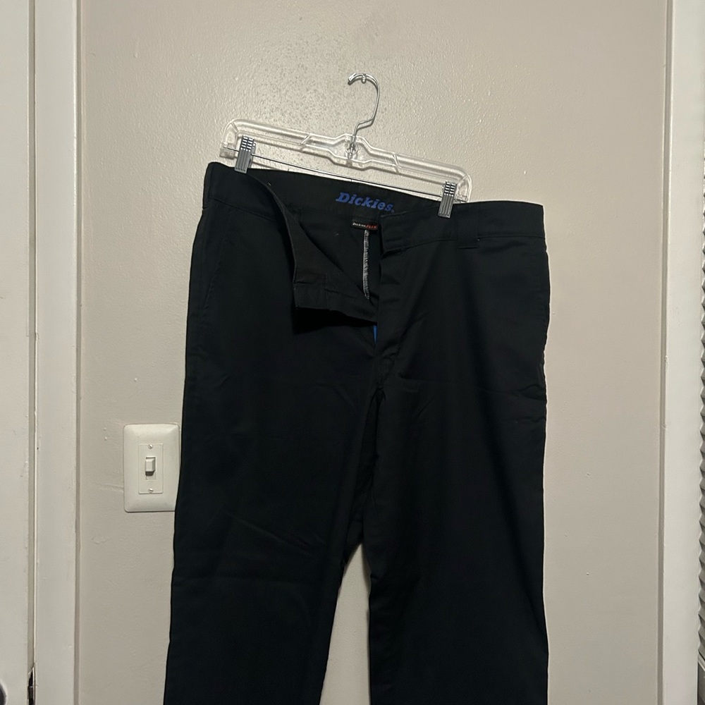 Dickies Black Cargo Pants with Straight Leg Design